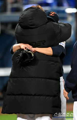 '동주야 고맙다' 문동주 끌어안은 류현진... 18년 만의 가을야구 함께 웃었다 [대구 현장]