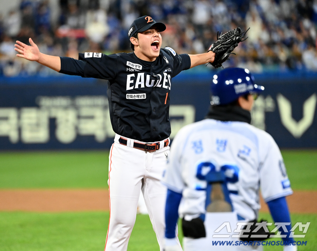 '동주야 고맙다' 문동주 끌어안은 류현진... 18년 만의 가을야구 함께…