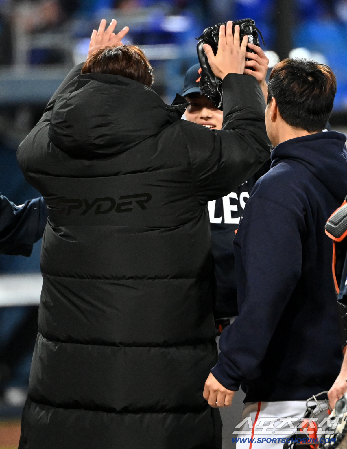 '동주야 고맙다' 문동주 끌어안은 류현진... 18년 만의 가을야구 함께…