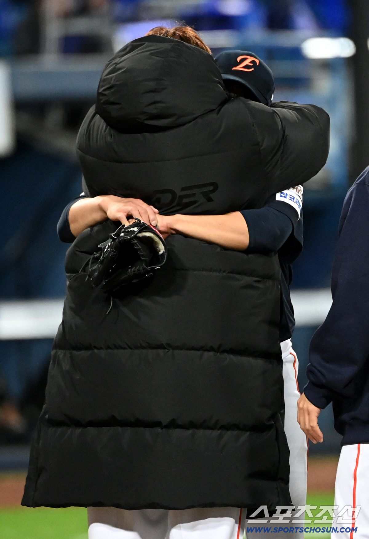'동주야 고맙다' 문동주 끌어안은 류현진... 18년 만의 가을야구 함께…