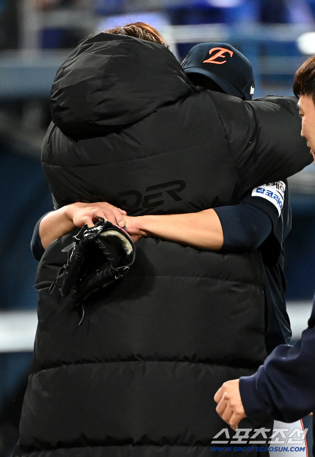 '동주야 고맙다' 문동주 끌어안은 류현진... 18년 만의 가을야구 함께…