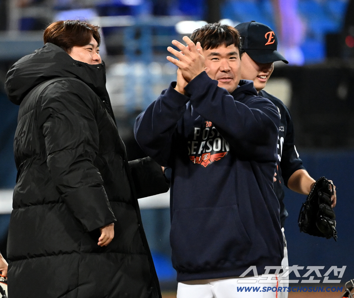 '동주야 고맙다' 문동주 끌어안은 류현진... 18년 만의 가을야구 함께…