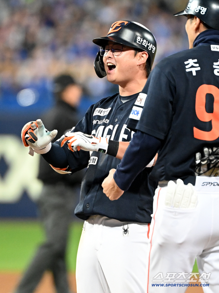 "3차전이 분수령, 긴장됐던 경기" '선 공격, 후 수비', 그리고 문동주, 절체절명 위기 속 던진 노감독의 승부수, 불리했던 분위기 반전→이제 KS로 간다