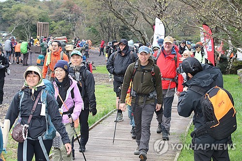 2박 3일 한라산 58km 걷는 '피엘라벤 클래식 코리아' 개막