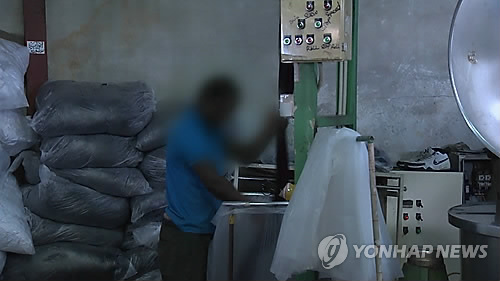 타지키스탄 고용허가제 근로자 첫 입국…'한글 이름표' 선물