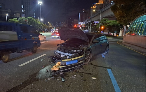 부산서 음주운전 차량 중앙선 넘어 4중 추돌사고…2명 병원이송