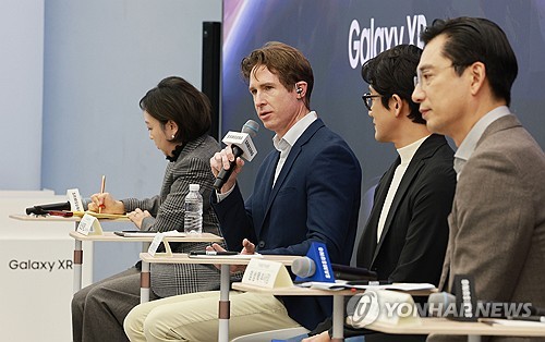 (서울=연합뉴스) 한종찬 기자 = 저스틴 페인 구글 XR 제품관리 총괄이 22일 서울 서초구 삼성 강남에서 열린 '갤럭시 XR' 출시 미디어 브리핑에서 취재진 질문에 답하고 있다. 갤럭시 XR은 삼성전자, 구글과 퀄컴이 함께 만든 첫 고성능 XR 기기다. 헤드셋을 착용하고 눈동자와 손, 목소리로 기기를 제어할 수 있다. 2025.10.22 saba@yna.co.kr