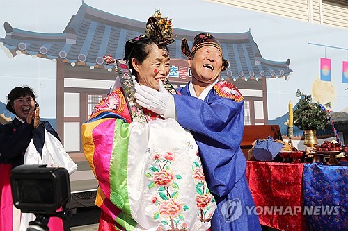 청사초롱 아래 따뜻한 인심 가득…홍천서 전통혼례축제 개최