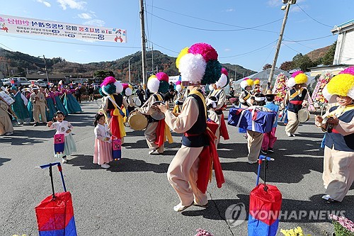 (홍천=연합뉴스) 지난해 11월 16일 강원 홍천군 화촌면 장평1리 청사초롱 마을에서 제1회 전통혼례식 한마당 축제가 열려 경쾌한 공연이 펼쳐지고 있다. [연합뉴스 자료사진]