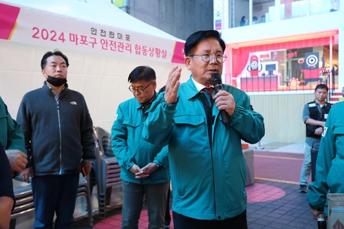 마포구, 레드로드서 '핼러윈 인파 관리' 만전…안전전담단 가동