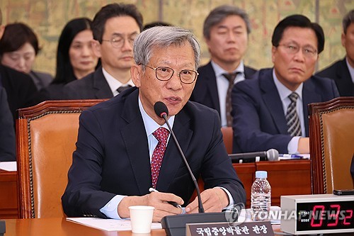 (서울=연합뉴스) 김주성 기자 = 유홍준 국립중앙박물관장이 22일 서울 여의도 국회에서 열린 문화체육관광위원회의 국립중앙박물관, 국립중앙도서관 등에 대한 국정감사에서 위원 질의에 답하고 있다. 2025.10.22 utzza@yna.co.kr