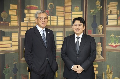왼쪽부터 유홍준 국립중앙박물관장, 방시혁 하이브 의장 [국립중앙박물관 제공. 재판매 및 DB 금지]