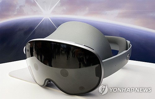 (서울=연합뉴스) 한종찬 기자 = 22일 서울 서초구 삼성 강남에서 열린 '갤럭시 XR' 출시 행사에서 제품이 공개되고 있다. 갤럭시 XR은 삼성전자, 구글과 퀄컴이 함께 만든 첫 고성능 XR 기기다. 헤드셋을 착용하고 눈동자와 손, 목소리로 기기를 제어할 수 있다. 2025.10.22 saba@yna.co.kr