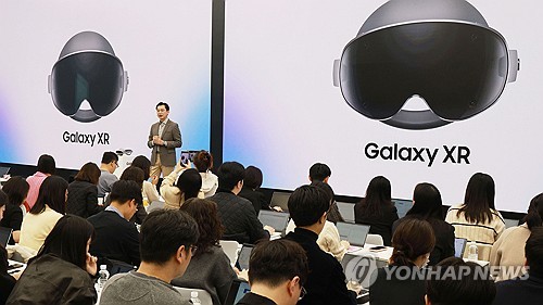 (서울=연합뉴스) 한종찬 기자 = 삼성전자 한국총괄장 임성택 부사장이 22일 서울 서초구 삼성 강남에서 열린 '갤럭시 XR' 미디어 브리핑에서 제품 소개를 하고 있다. 갤럭시 XR은 삼성전자, 구글과 퀄컴이 함께 만든 첫 고성능 XR 기기다. 헤드셋을 착용하고 눈동자와 손, 목소리로 기기를 제어할 수 있다. 2025.10.22 saba@yna.co.kr