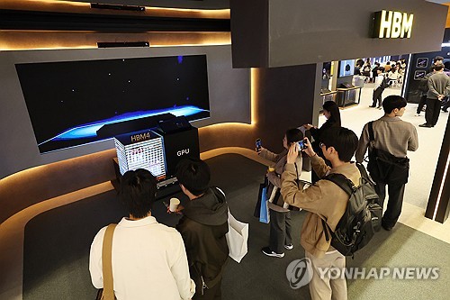 (서울=연합뉴스) 임화영 기자 = 22일 서울 강남구 코엑스에서 열린 '반도체대전(SEDEX) 2025'를 찾은 관람객들이 SK하이닉스 부스에 전시된 6세대 고대역폭 메모리 HBM4 실물을 둘러보고 있다. 2025.10.22 hwayoung7@yna.co.kr