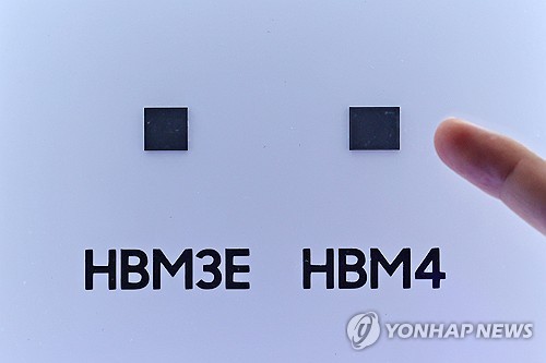 (서울=연합뉴스) 임화영 기자 = 22일 서울 강남구 코엑스에서 열린 '반도체대전(SEDEX) 2025'에 마련된 삼성전자 부스에 6세대 고대역폭 메모리인 HBM4와 HBM3E 실물이 전시돼있다. 2025.10.22 hwayoung7@yna.co.kr