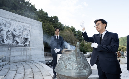 [동정] 전재수 해수부 장관, 순직 선원 위령탑 참배