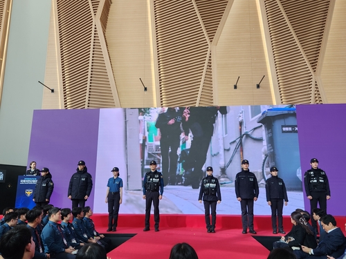 '폴리스 네이비' 10년만에 새 경찰복…임신부 점퍼도 도입