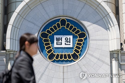 '정운호 게이트 연루 1억수수' 전직 검사 항소심도 징역 2년