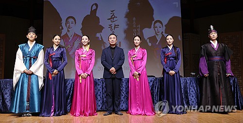 (서울=연합뉴스) 이재희 기자 = 22일 서울 서초구 국립국악원에서 열린 무용극 '춘향단전' 제작발표회에서 김충한 예술감독과 출연진이 포즈를 취하고 있다. 이 공연은 오는 11월 14일부터 16일까지 열린다. 2025.10.22 scape@yna.co.kr