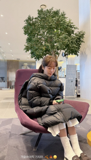 핫팩에 롱패딩으로 중무장한 한지민 “가을아 가지마” [SCin스타]