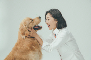 배우 문정희, 가족이 된 골든 리트리버 마누와의 삶…포토에세이  '마누 이야기' 출간