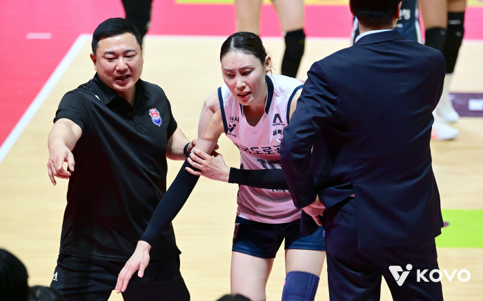 개막부터 대이변! 우승후보의 침몰 → '10년 리더' 트레이드 대가 치르나.. 충격 역배당 터졌다