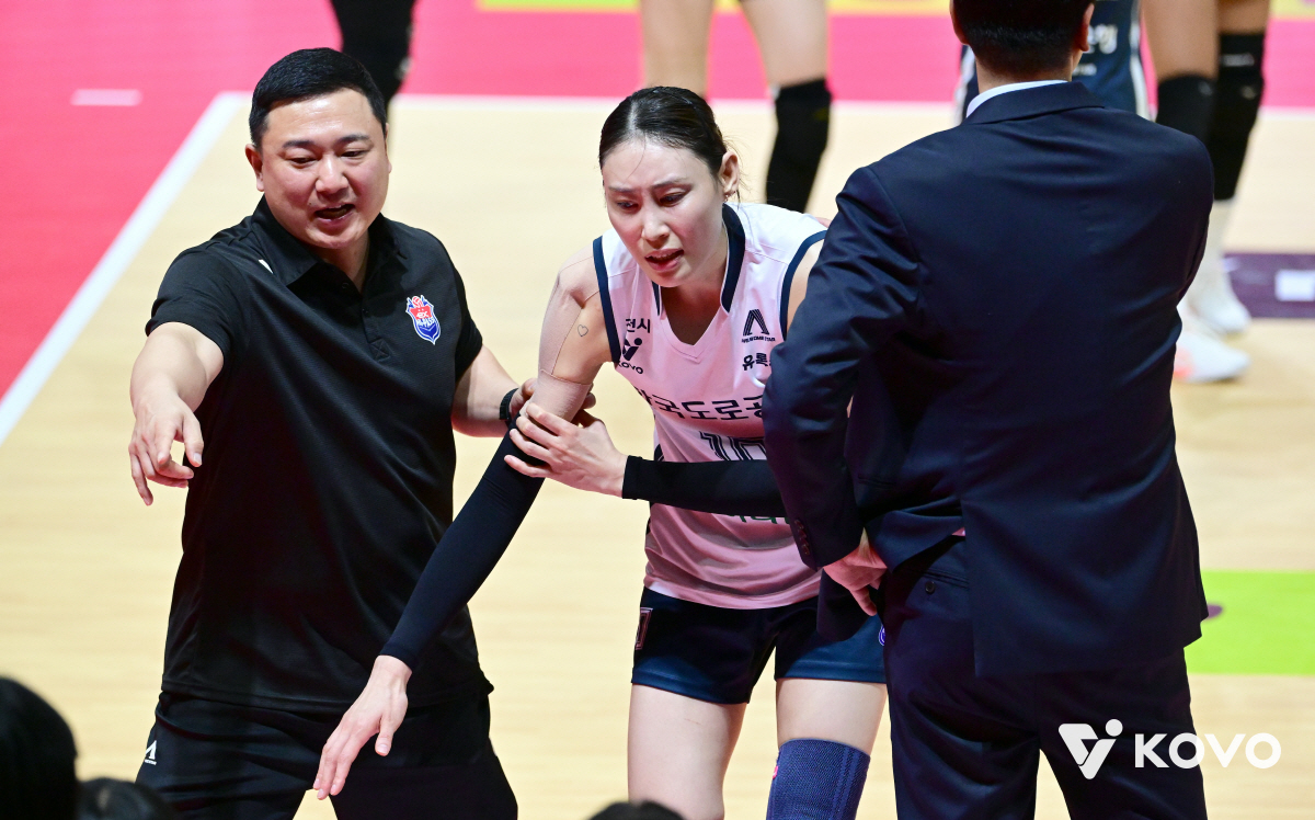 개막부터 대이변! 우승후보의 침몰 → '10년 리더' 트레이드 대가 치르…