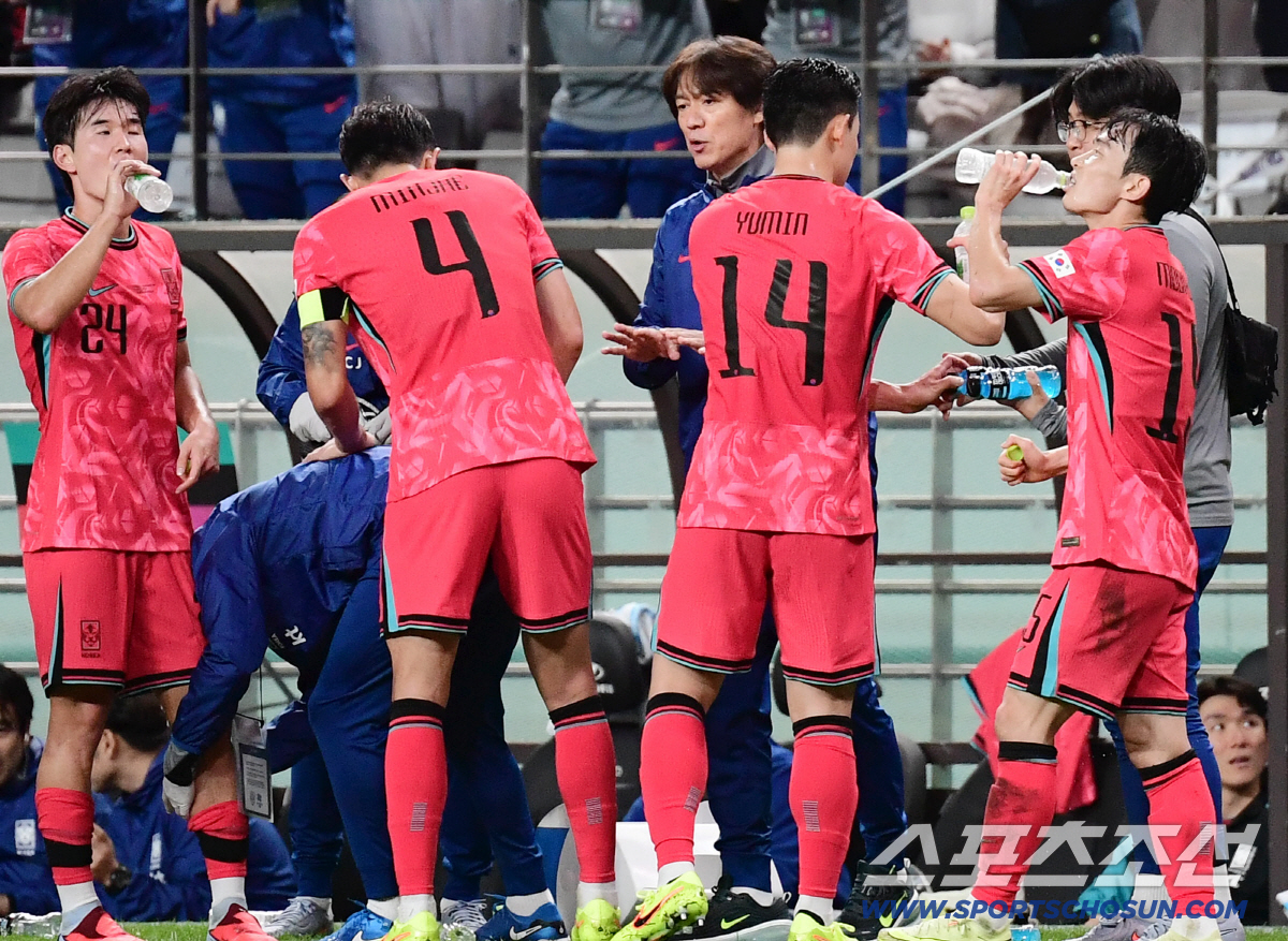 "축구가 우습나" 선 넘은 '가짜뉴스'→저주의 '굿판'…칼빼든 KFA, …