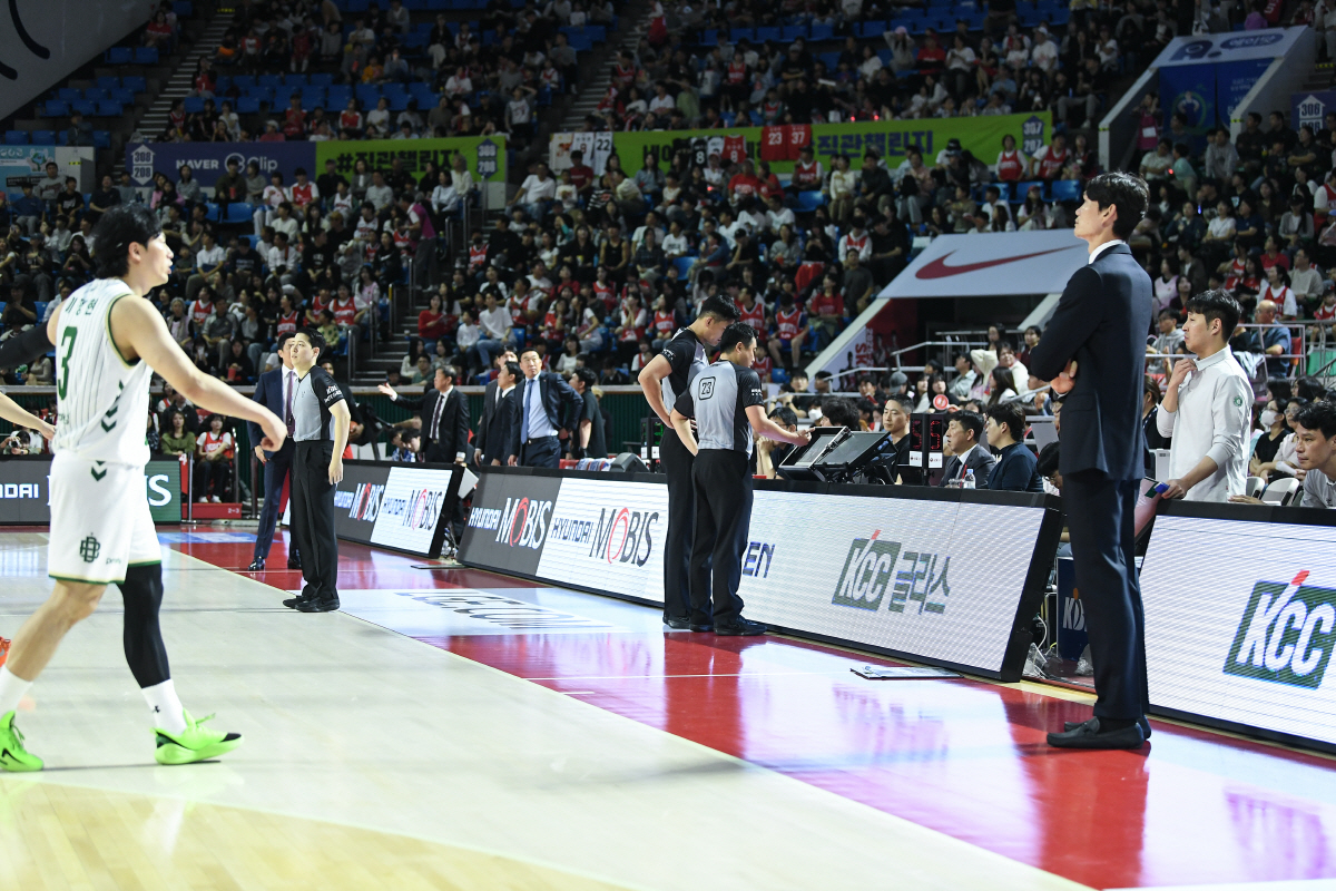 19일 SK와 DB의 경기 도중 코치챌린지를 실시하고 있다. 사진제공=KBL