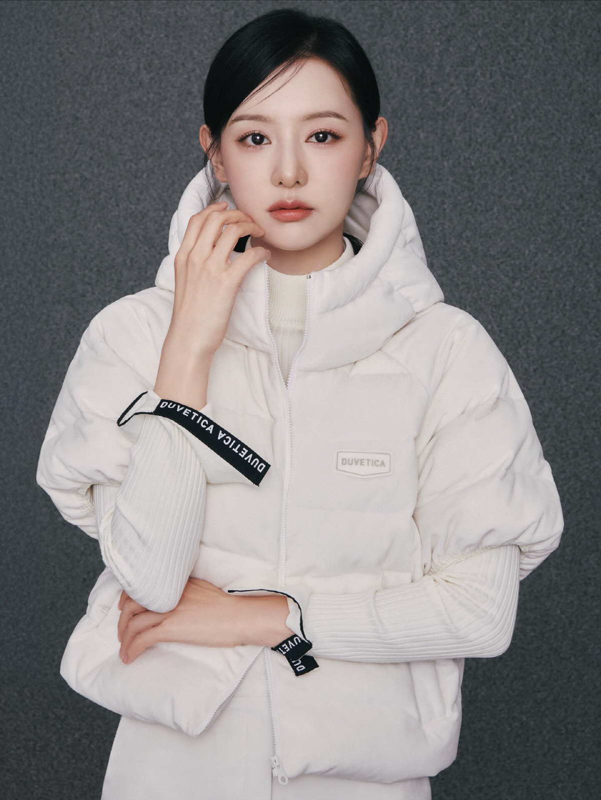 "AI로 만든 사진 아냐?"…김지원, 감탄사를 자아내는 오차'0' 미모
