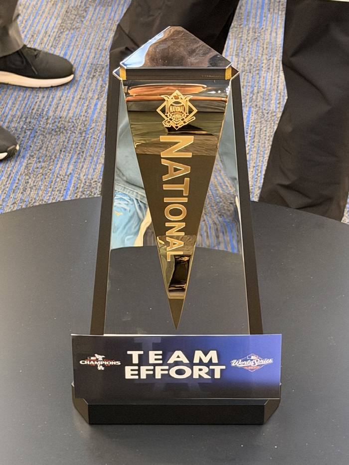 '세상에 이런 1조짜리 선수가 있나' MVP 트로피 위에 자신의 이름을 지웠다