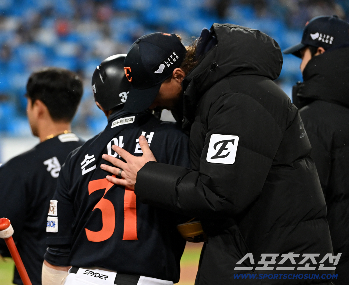 [포토] 와이스, 손아섭 오늘 한방 부탁해