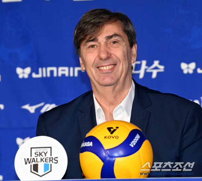 확 달라진 '탑독' 현대캐피탈은 멈추지 않는다 "레오-허수봉 발전 지켜보라" [천안브리핑]