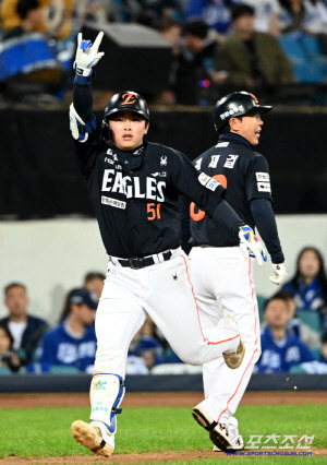 한화, 한국시리즈 가나...문현빈의 날, 선제 적시타에 스리런 홈런까지 작렬 [PO4 현장]