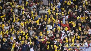 1루도 유광점퍼, 3루도 노란 수건. LG팬으로 2만명 꽉채운 잠실. 한화,삼성 응원가로 한국시리즈 준비 끝냈다[잠실 현장]