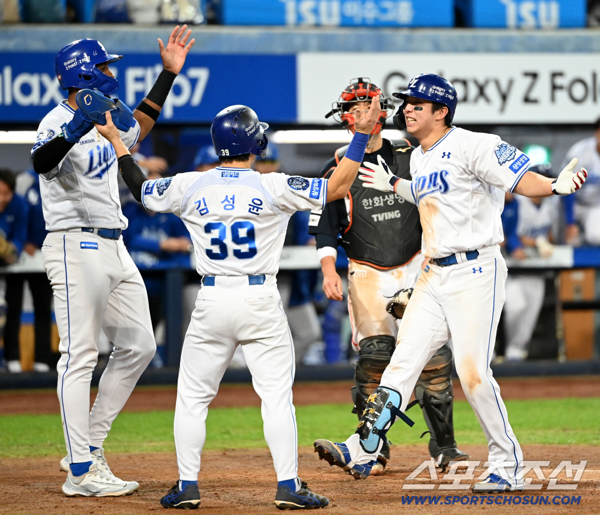 [포토] 동점 스리런 김영웅 맞이하는 디아즈와 김성윤