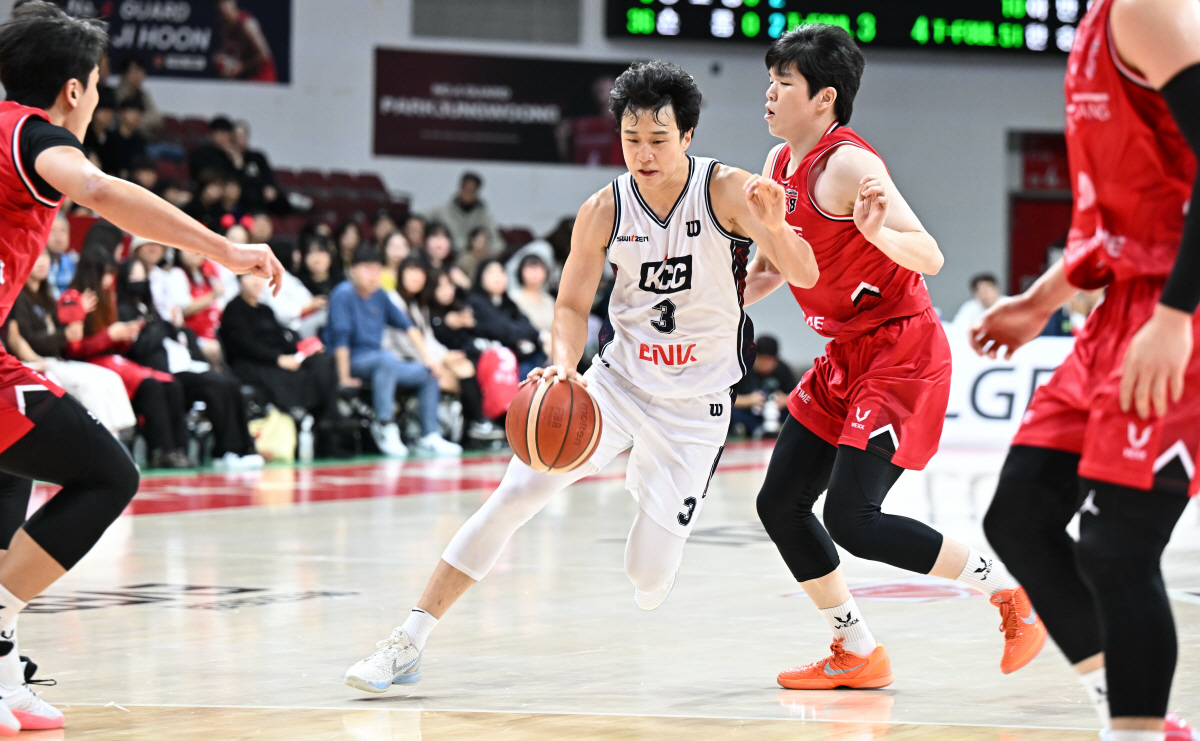 '뒤집기 성공' 정관장, KCC 잡고 단독 선두 등극…60-57 승리, …