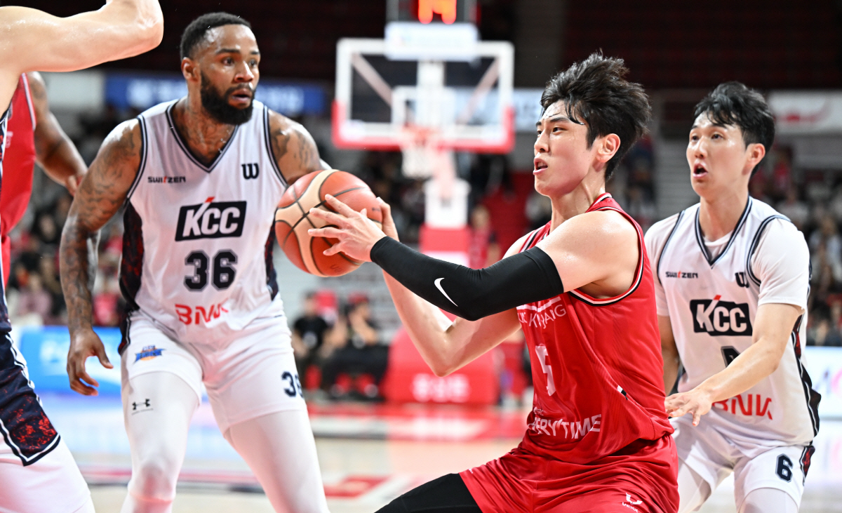 '뒤집기 성공' 정관장, KCC 잡고 단독 선두 등극…60-57 승리, …