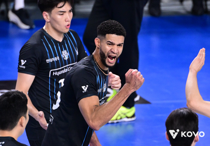 레오+허수봉이 전부가 아냐! '151분 혈투' 디펜딩챔프의 자존심, '亞신입생'이 지켰다…현대캐피탈, KB 잡고 시즌 첫승 [천안리뷰]