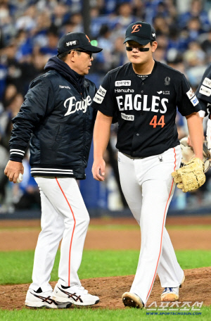 SSG 참사보다 더 큰 충격...왜 거기서 김서현이었고, 왜 직구 정면 승부였을까 [PO4 승부처]