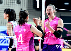 김연경 없는 흥국생명, 국내선수 '10점' 전멸이라니! → 할머니 나라에 온 미녀스타, 어깨가 더 무거워졌다