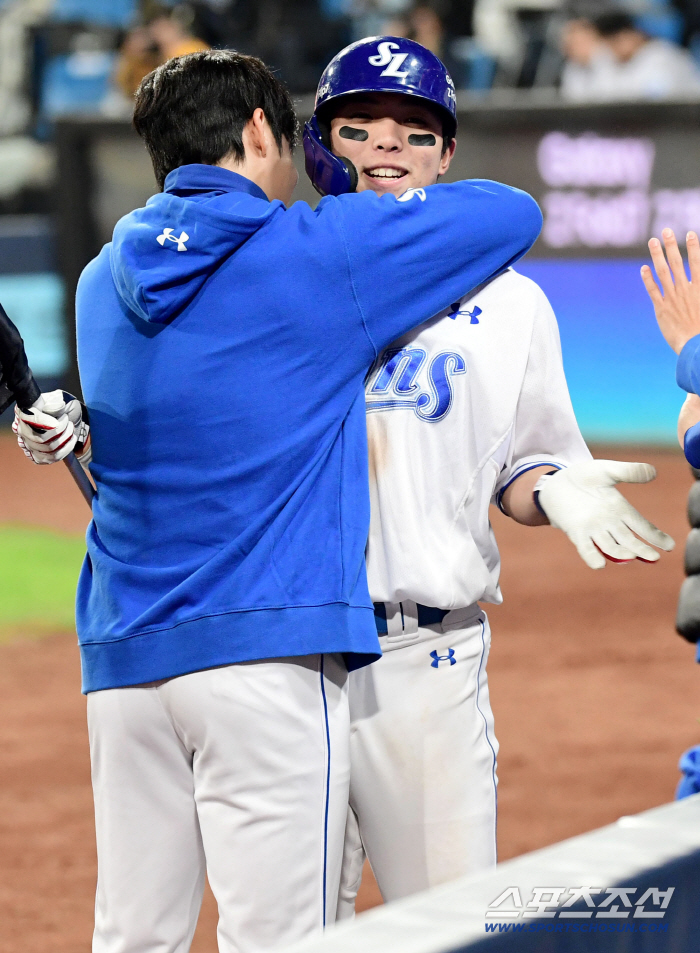 '네가 날 살렸다!' 문현빈 홈런에 좌절했던 원태인, 연타석 스리런포 김영웅에 뜨거운 포옹[대구 현장]