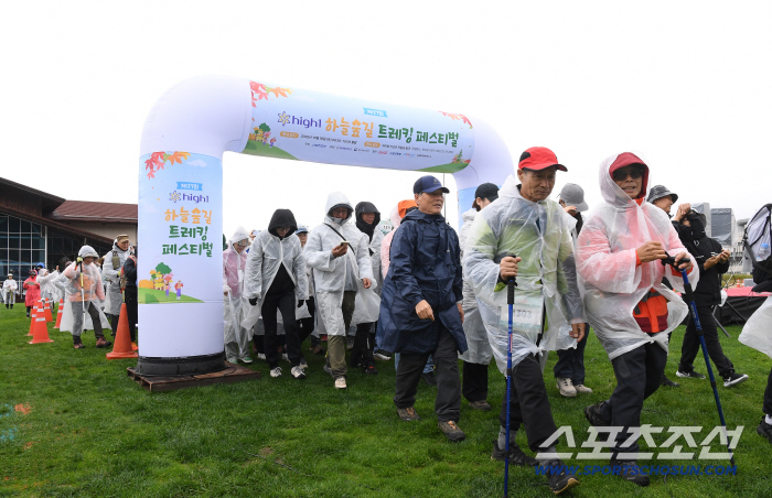 제 17회 하이원 하늘숲길 트레킹 페스티벌 성료, 하늘 변심은 무죄, '마법 같은 3시간'…"내년이 더 기대돼요"