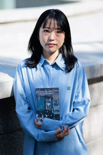(서울=연합뉴스) 류효림 기자 = 연작소설집 '아무도 오지 않는 곳에서'를 펴낸 천선란 작가가 지난 22일 서울 중구 남산책방에서 연합뉴스와의 인터뷰에 앞서 포즈를 취하고 있다. 2025.10.23 ryousanta@yna.co.kr