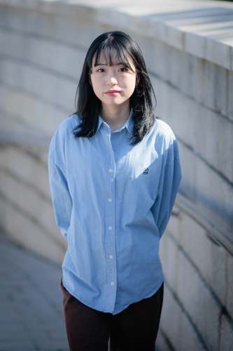 (서울=연합뉴스) 류효림 기자 = 연작소설집 '아무도 오지 않는 곳에서'를 펴낸 천선란 작가가 지난 22일 서울 중구 남산책방에서 연합뉴스와의 인터뷰에 앞서 포즈를 취하고 있다. 2025.10.23 ryousanta@yna.co.kr