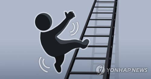 순천시의회 5층서 설비 점검하다 아래층 추락…50대 중상