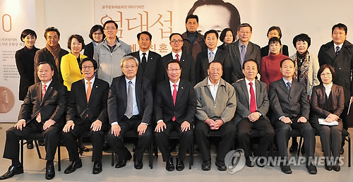 (울산=연합뉴스) 장영은 기자 = 마을문고 창시자인 울산시 울주군 출신 간송(澗松) 엄대섭 선생을 조명하는 기획전인 '2012 울주문예회관 테마기획전 엄대섭-도서관에 바친 혼!'이 9일부터 18일까지 울주문화예술회관 전시장에서 열린다. 울주군은 엄 선생은 새마을문고와 작은도서관의 전신이라 할 수 있는 마을문고운동을 1960년 초반부터 30년 넘게 펼쳤을 뿐 아니라 전국 공공도서관 건립 운동에도 평생을 바쳤다고 밝혔다. 2012.11.12 > young@yna.co.kr