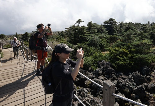 [세상만사] 한라산에 오르는 외국인들
