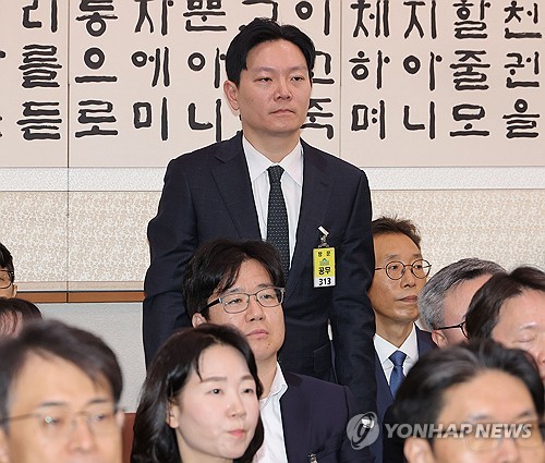 '페트병 술 반입 의혹' 박상용 "가짜뉴스" vs 이화영 "마셨다"